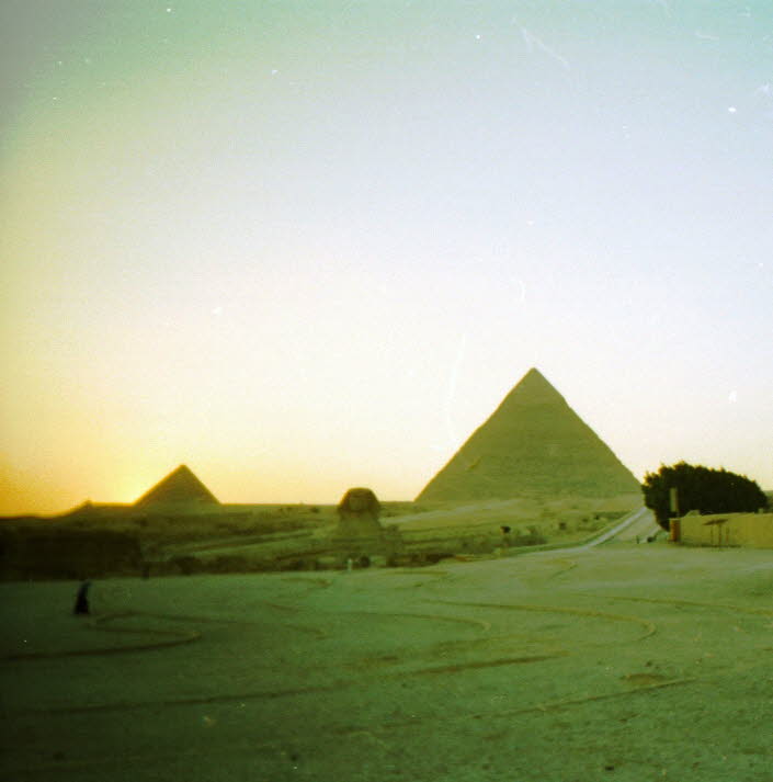 Alle drei Pyramiden wurden in der Antike und im Mittelalter sowohl innen als auch außen geplündert. So fehlen die ursprünglich in den Grabkammern deponierten Grabbeigaben, und die Pyramiden erreichen ihre ursprüngliche Höhe nicht mehr, weil ihre Außenhüll