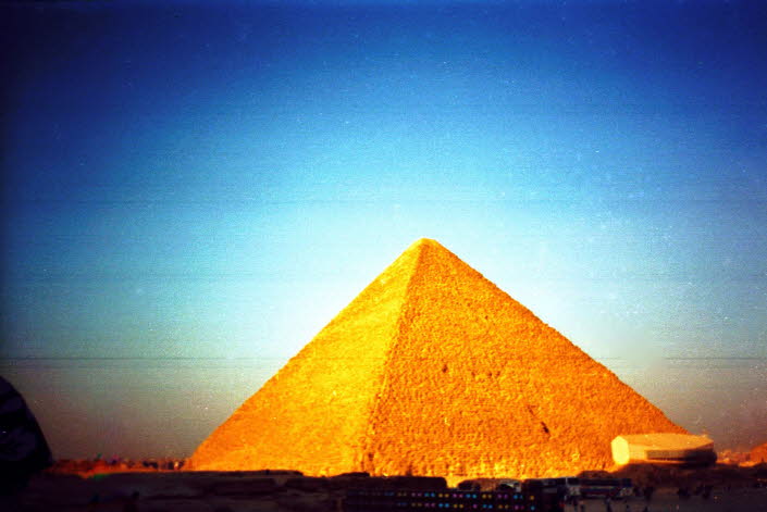 Die Cheops-Pyramide ist vielleicht das kolossalste Einzelgebäude, das jemals auf dem Planeten errichtet wurde. Seine Seiten erheben sich in einem Winkel von 51°52' und sind genau auf die vier Himmelsrichtungen ausgerichtet. Der Kern der Großen Pyramide be