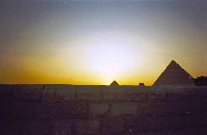Die Frage, wie die Pyramiden gebaut wurden, wurde nicht ganz zufriedenstellend beantwortet. Die plausibelste ist, dass die Ägypter einen schrägen und umlaufenden Damm aus Ziegeln, Erde und Sand verwendeten, der mit dem Aufstieg der Pyramide in Höhe und Lä