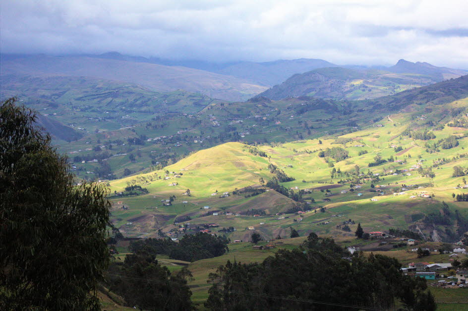 Alausi - Andenbahn Teufelsnase: Andenlandschaft: Die Route von Riobamba nach Alausa und weiter durch die Teufelsnase ist von spektakulärer Schönheit, durch weite Gebiete der trostlosen und abgelegenen Landschaft, zusätzlich zu den Abschnitten, die größten