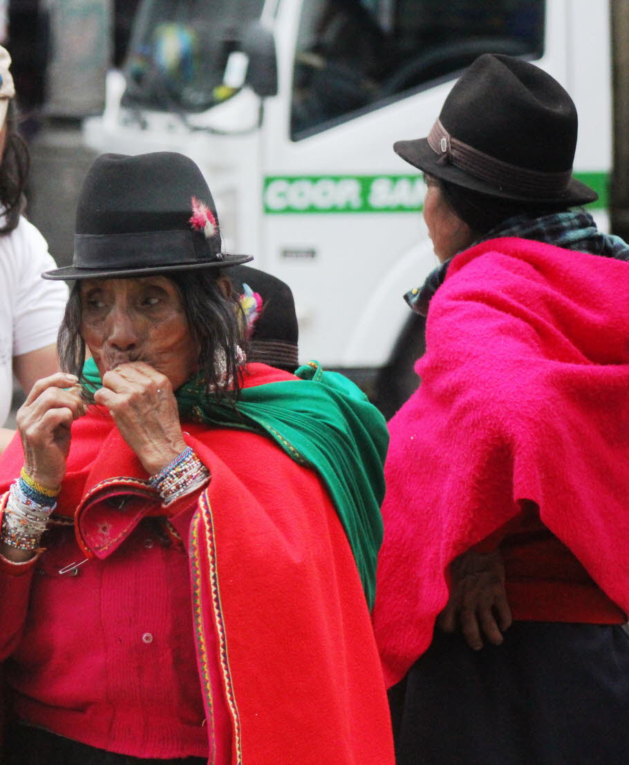 Alausi - Tracht der Cholitas