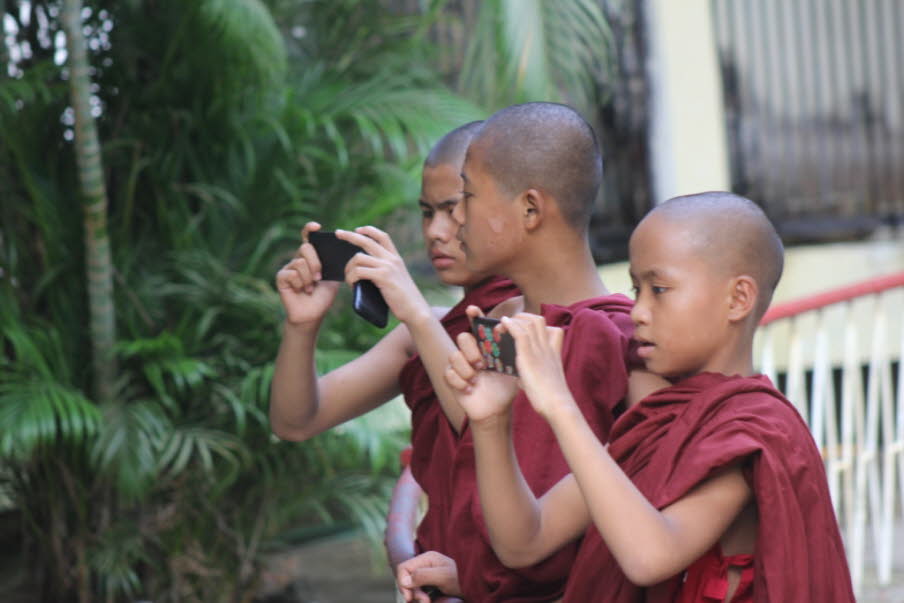Junge Mönche am Kandawgyu Lake in Yangon