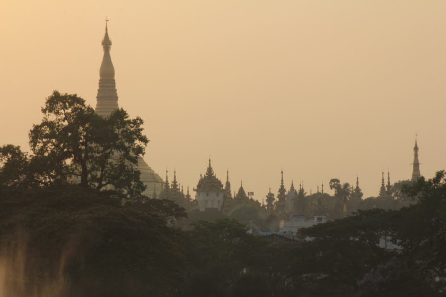 Die Shwedagon Pagode vom Kandawgyu Lake in Yangon aus gesehen: Die Shwedagon Pagode - hier vom Kandawgyu Lake aus gesehen -  ist eine Pilgerstätte für viele Buddhisten auf der ganzen Welt. Der Legende nach ist die Shwedagon-Pagode mehr als 2500 Jahre alt.