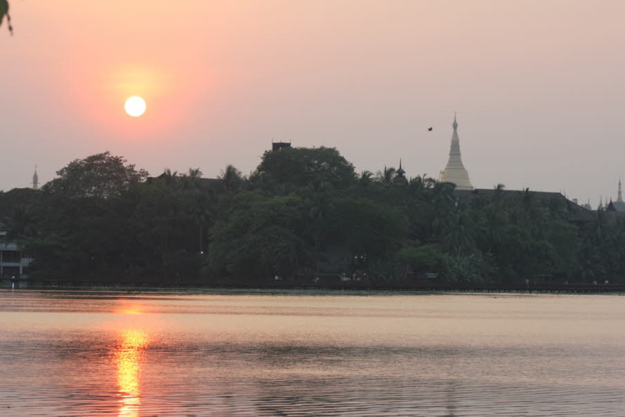 Abendsonne am Kandawgyu Lake in Yangon : Besonders schön ist der Blick vom Kandawgyu Lake am Abend!