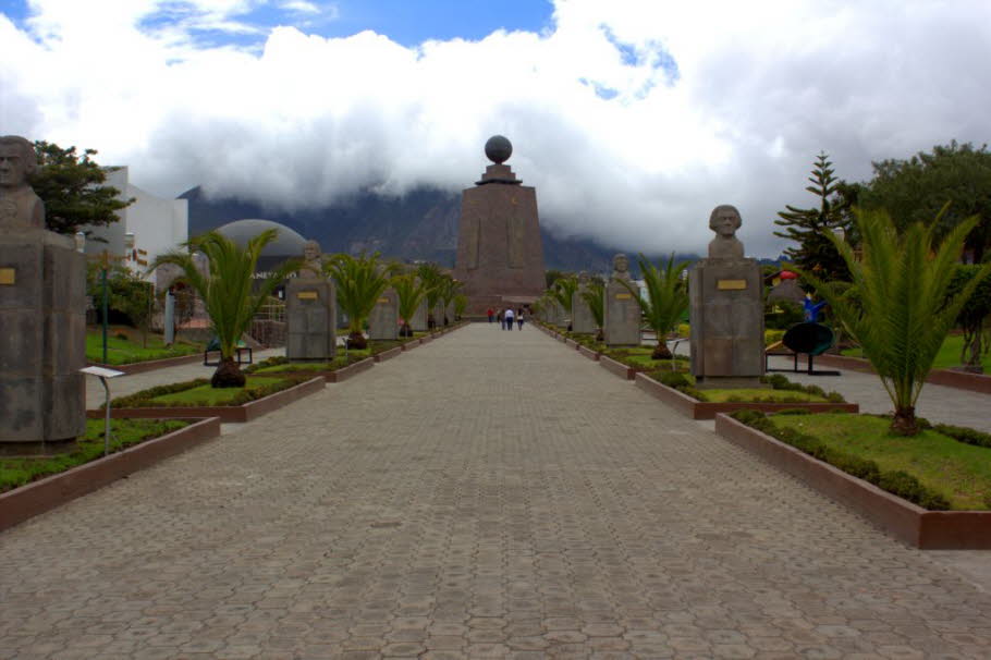 Äquator-Denkmal - Mitad del Mundo, die Mitte der Welt, ist ein Monument an dem für das ganze Land Ecuador namensgebenden Äquator. Es liegt in der Provinz Pichincha und gehört zum touristischen Pflichtprogramm für die Besucher der Region. Auslöser für den 