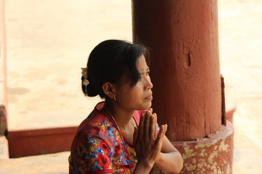 Betende in  Bagan