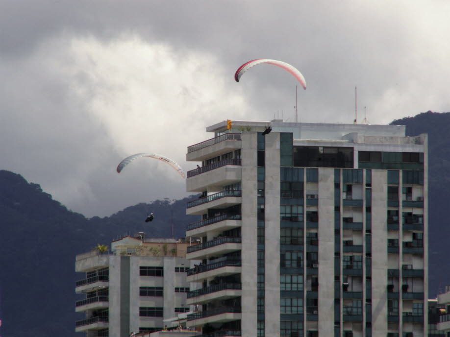 Paraglider am Strand von IpanemaParagliding in Rio de Janeiro ist ein Urlaubstipp für Adrenalin-Junkies. Gleitschirmfliegen in Rio de Janerio : Man startet an der Sao Conrado Beach und landet in Ipanema.. Der Flug geht über die Favelas Rocinha und Vidigal