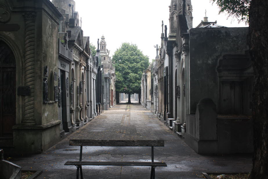 Der Friedhof La Recoleta (spanisch: Cementerio de la Recoleta) ist ein Friedhof im Stadtteil Recoleta in Buenos Aires, Argentinien. Es enthält die Gräber von persönlichkeiten Persönlichkeiten, darunter Eva Peron, Präsidenten Argentiniens, Nobelpreisträger