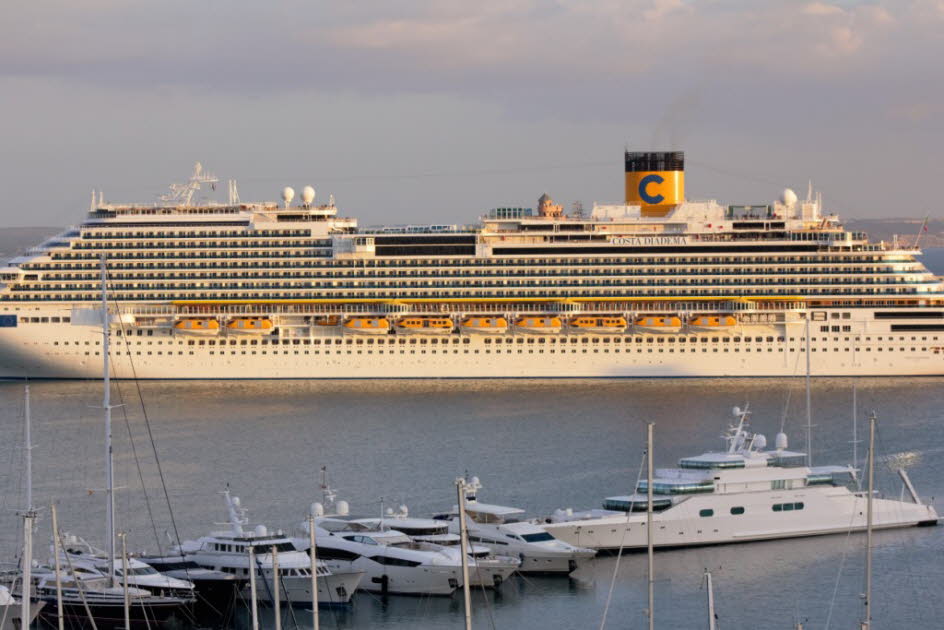 Costa Diadema: Die Costa Diadema ist ein Kreuzfahrtschiff der Costa Crociere, das 2014 in Dienst gestellt wurde.Die Costa Diadema ist das größte unter italienischer Flagge fahrende Kreuzfahrtschiff. Das Schiff ist 306 Meter lang und 37,2 Meter breit und m