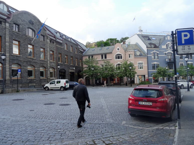 Ålesund – Die Jugendstilstadt Städte und ihre Menschen haben ihr eigenes Schicksal, und manchmal ist es tragisch. Oft führen tragische Ereignisse zum Tod und Vergessen einer Stadt, deren Spuren nur noch auf den Seiten historischer Chroniken erhalten sind.