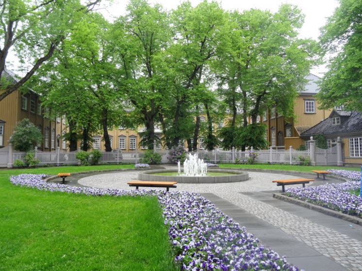 Eines der größten Holzgebäude Skandinaviens ist Stiftsgården und seit 1906 die offizielle Residenz des norwegischen Königs in Trondheim. 1774–78 wurde  das Haus als Privatwohnung für Geheimrätin Cecilie Christine Schøller erbaut. Im Jahr 1800 verkaufte Sc