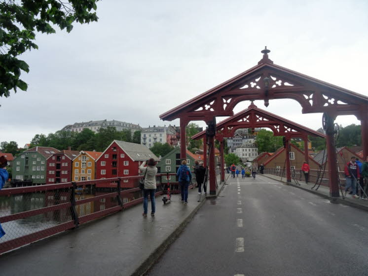 Die alte Brücke mit den geschnitzten Torbögen wurde von Carl Adolf Dahl im Jahre 1861 errichtet.