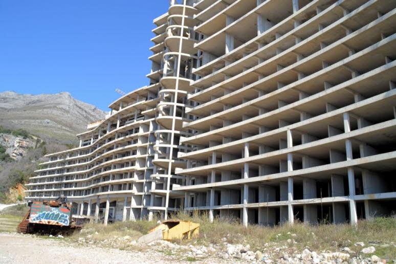 Das Hotel AS, das sich an der Adriaküste in der Gegend von Perazic Do in der Nähe der Kurstadt Petrovac (Montenegro) befindet, wird auch in dieser Saison nicht funktionieren ... Aufgrund erfolgloser Privatisierungen in der Vergangenheit und falscher Garan