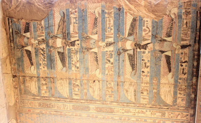 Die Deckenreliefs zeichnen sich durch ihre frische Farbgebung aus. Dargestellt sind die Göttin Uadjit  mit dem schwarzen Kopf und der Krone von Unterägypten.