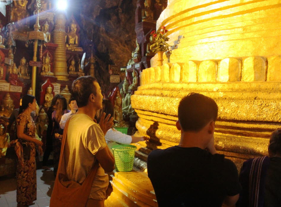 Die Pindayahöhle am Natthamikan See mitüber 8000 Buddhastatuen 