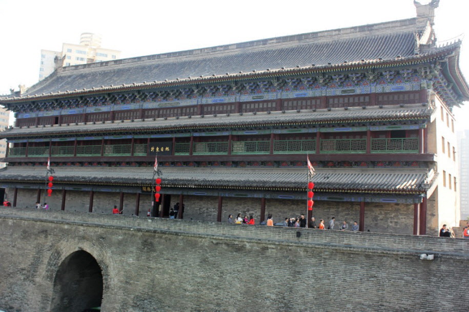 Die Stadtmauer von Xian - Die Stadtmauer von Xian  ist die größte und heute vollständigste Stadtmauer in der Volksrepublik China. Dank umfangreicher Renovierungsmaßnahmen seit den 1980er Jahren ist die Stadtmauer heute auf der gesamten Länge begehbar und 