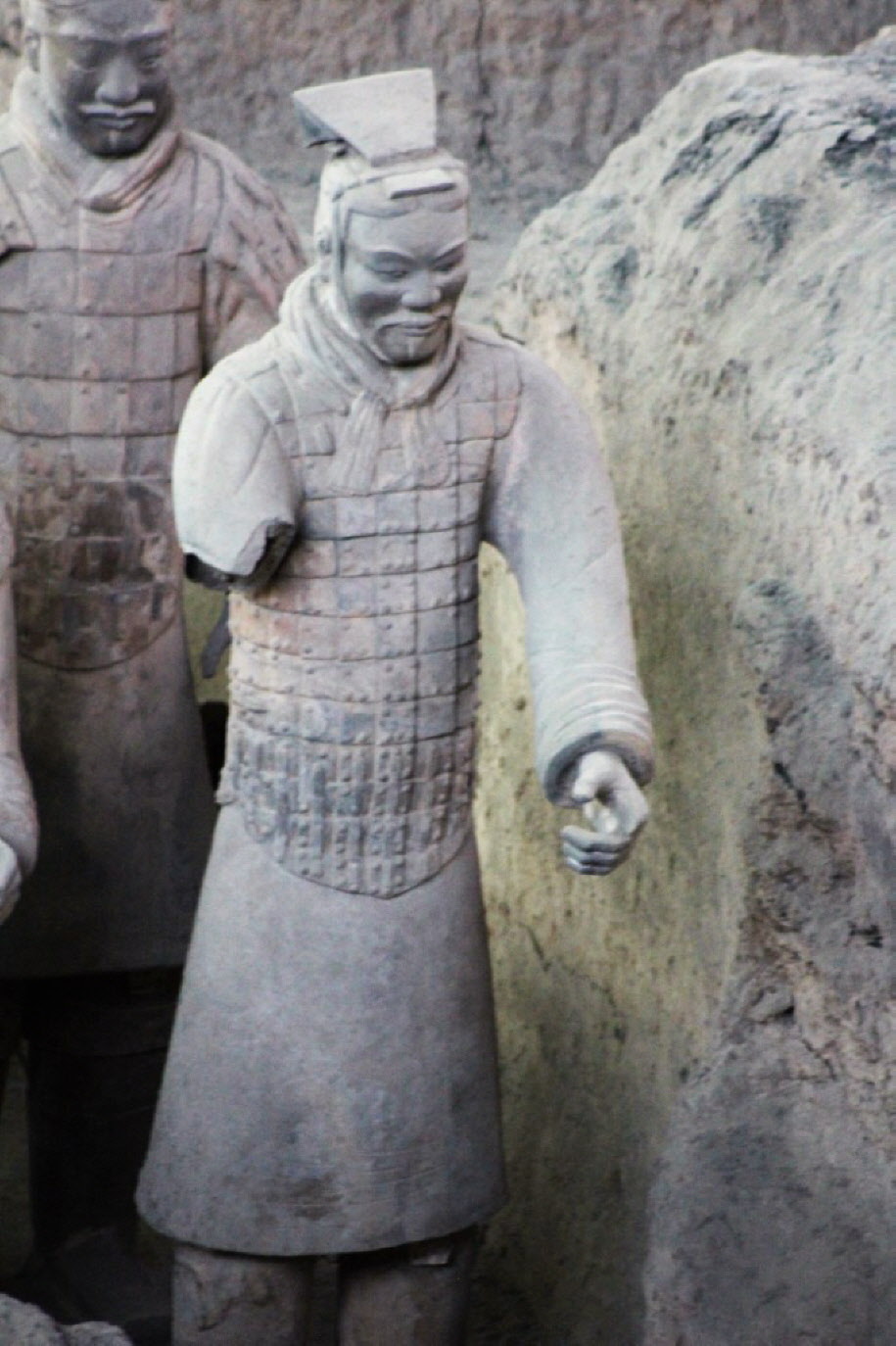 Die Terrakottaarmee - Chinesische Archäologen haben herausgefunden, dass um das Grab herum über 500 Beigabegruben verstreut liegen. Der Inhalt der Gruben und Aufzeichnungen in überlieferten Schriften belegen, dass die Funde in der Anlage auch in gewisser 