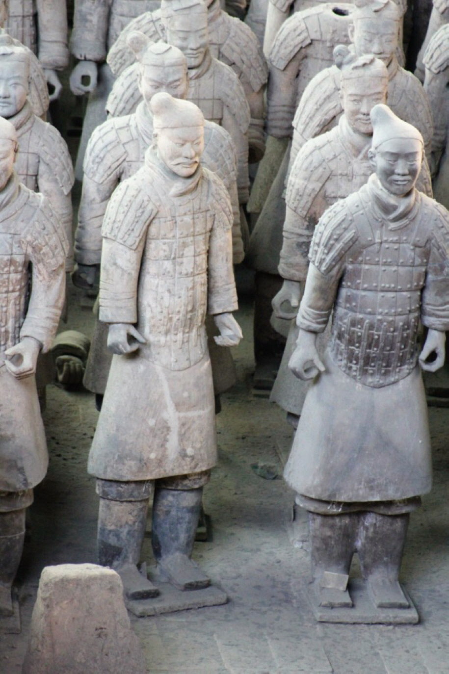 Die Terrakottaarmee - Alle Figuren wurden individuell gestaltet, sodass keine zwei in Haltung, Gesichtszügen oder Ausstattungsdetails identisch sind. Auch Nasen, Ohren, Haare, Bärte sowie der Bauchumfang unterscheiden sich erheblich. In der Qin-Zeit wurde