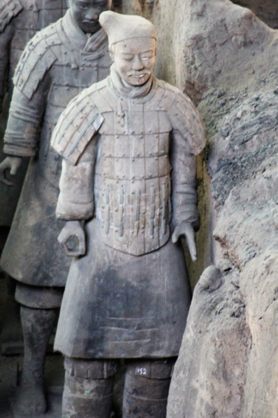 Die Terrakottaarmee - Offen war zunächst die Frage, ob tatsächliche Soldaten nachgebildet worden waren oder ob die Erschaffer die unterschiedlichen Figuren frei gestalteten. Acht unterschiedliche Gesichtsformen lassen sich bei den Terrakotta-Kriegern grun