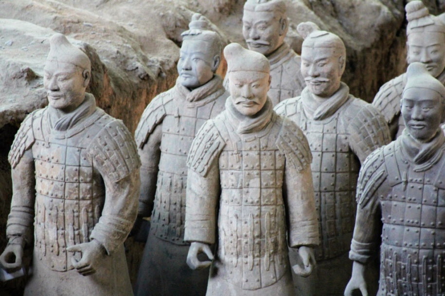 Die Terrakottaarmee - Die Menschen des chinesischen Altertums glaubten daran, dass sie Seelen besitzen. Ihrer Vorstellung zufolge verließ die Seele nach dem Tod den menschlichen Körper in eine andere Welt und existierte dort weiter. Das Grab bot eine Wohn