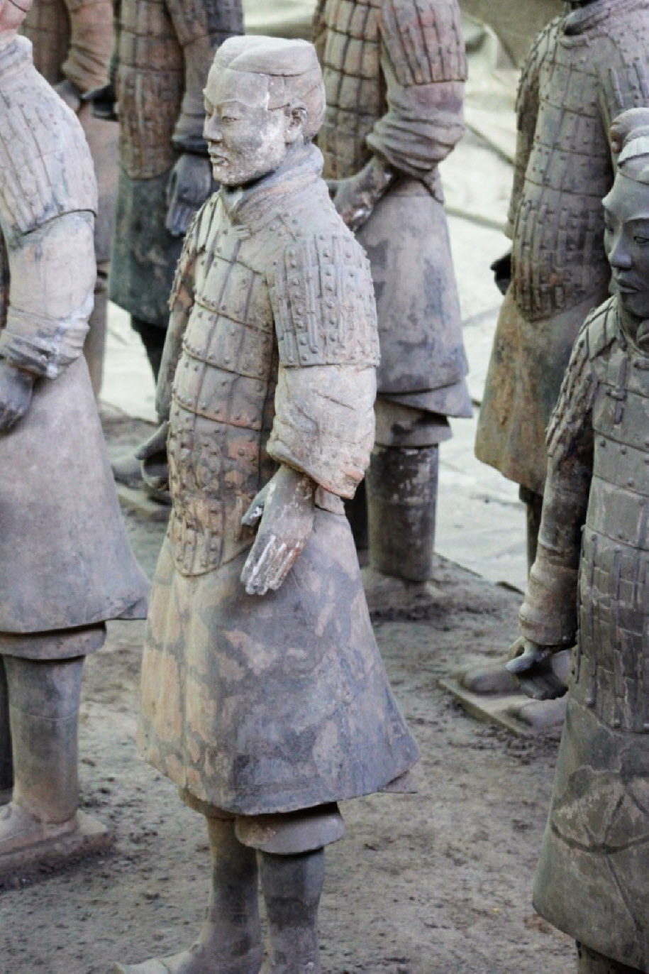 Die Terrakottaarmee - Experten vertreten aufgrund der analysieren Funde der Grabanlage die These, dass in der Qin-Zeit eine Stagnation der Eisenwaffenentwicklung stattfand. In der Grabanlage wurden aber viele Werkzeuge aus Eisen gefunden. Als waffentechni
