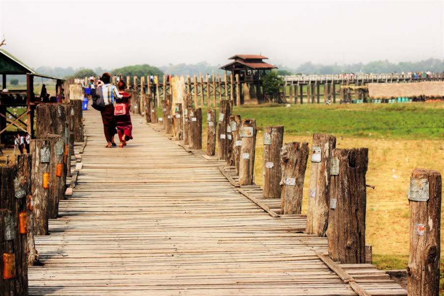 Die längste Teakholzbrücke U-Bein in Mandalay: Die U-Bein-Brücke  ist ein Fußgängerübergang, der den Taungthaman-See in der Nähe von Amarapura in Myanmar quert. Die 1,2 Kilometer lange Brücke wurde um 1850 erbaut und gilt als älteste und längste Teakholz-