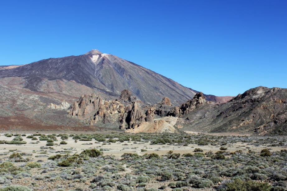 Eine Fahrt auf den Teide: Der Park wurde 1954 in Anerkennung seiner vulkanischen und biologischen Einzigartigkeit gegründet. Seine Fläche beträgt fast 19.000 Hektar und damit ist er der größte und älteste Nationalpark der Kanarischen Inseln.