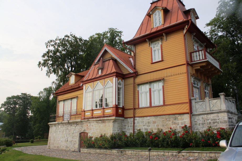 Kuressaare auf der Insel Saaremaa - Kuressaare ist die einzige Stadt auf der größten estnischen Insel Saaremaa. Sie liegt direkt an der Ostsee an der Südküste der Insel, zwischen den Buchten Sepamaa laht im Osten sowie Kuressaare laht und Linnulaht im Wes