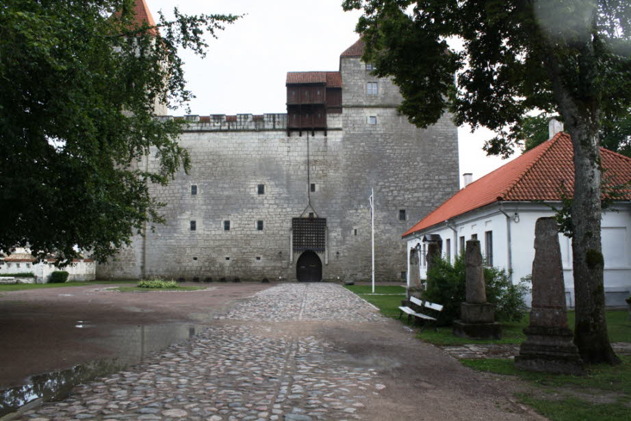 Kuressaare auf der Insel Saaremaa - Die Insel Saaremaa wurde 1227 durch den Schwertbrüderorden unter Volkwin von Naumburg zu Winterstätten erobert. Sie fiel kurze Zeit später unter die Herrschaft des Deutschen Ordens, nachdem sich dieser mit dem Schwertbr