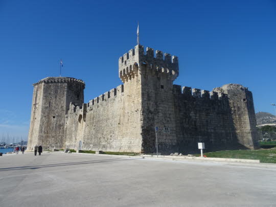 Festung von Trogir: Das Verteidigungsgebäude wurde um die Wende vom 14. zum 15. Jahrhundert nach Plänen von Marina Radoje errichtet. Derzeit ist der Kamerlengo-Turm ein geschätzter Aussichtspunkt, von dem aus Sie das Panorama von ganz Trogir und der Hafen