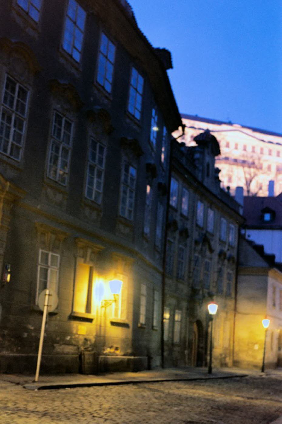 Gasse an der Burg 1991 auf der Kleinseite: Der auch als Malá Strana bekannte Stadtteil befindet sich auch der Seite mit der Prager Burg. Es gilt als die hügeligste Seite von Prag. Malá Strana (tschechisch für "Kleinseite (des Flusses)", deutsch: Prager Kl