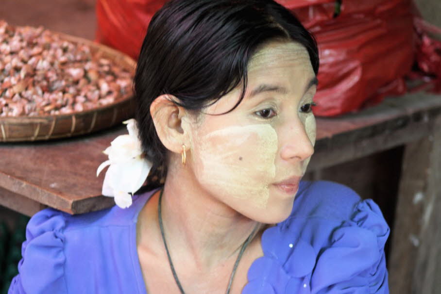 Birmanisches Make-up Thanaka: Thanaka ist eine gelblich-weiße Paste aus einer fein geriebenen Baumrinde. In Myanmar wird sie von Kindern und Frauen in jedem Alter in das Gesicht gestrichen und wird salopp als birmanisches Make-up bezeichnet. Die Thanakapa