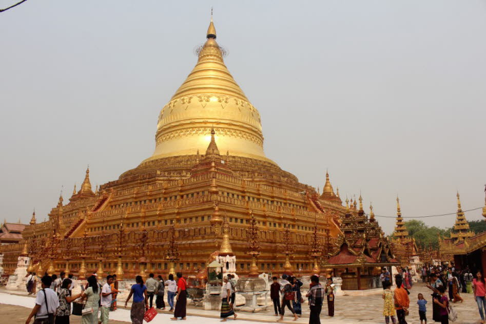 Shwezigon Pagode  in  Bagan: Die Shwezigon Pagode gehört definitiv zu den architektonischen Meisterwerken Bagans, wenn nicht sogar von ganz Myanmar. Sie ist nicht nur ein schön anzusehendes Bauwerk, sondern ebenso eine wichtige Pilgerstätte mit religiöser
