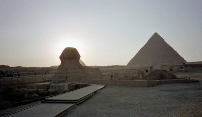 Südlich der Großen Pyramide in der Nähe des Khafre-Taltempels liegt die Große Sphinx. Die aus Kalkstein geschnitzte Sphinx hat die Gesichtszüge eines Mannes, aber den Körper eines liegenden Löwen; Sie ist ungefähr 73 Meter lang und 20 Meter hoch. Die Sphi