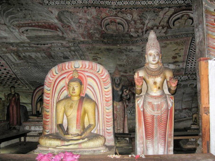 Die Höhlentempel von Dambulla - Dambulla ist bekannt für seine Höhlentempel, die seit 1991 zum Weltkulturerbe der UNESCO zählen. Die Höhlentempel von Dambulla an sich Meisterwerke der buddhistischen Kunst in Sri Lanka, die mit ihren roten und goldenen Far