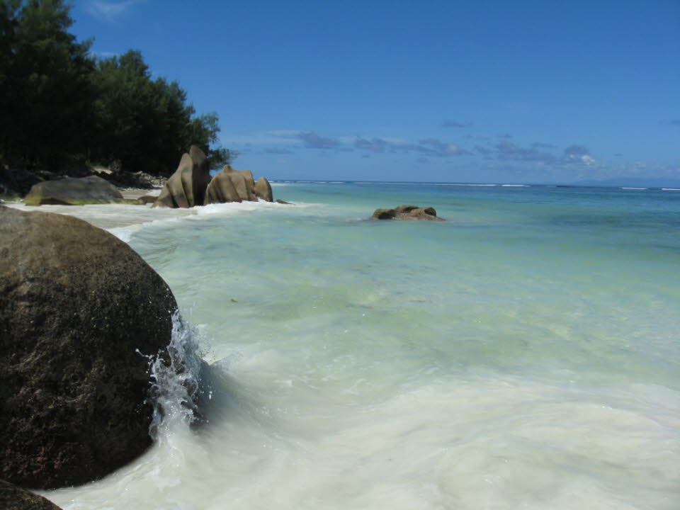 Anse Lazio auf Praslin, Seychellen: Praslin ist die zweitgrößte Insel (38,5 km2) der Inneren Seychellen, 44 km nordöstlich von Mahé im Somalischen Meer. Praslin hat rund 7.533 Einwohner und besteht aus zwei Verwaltungsbezirken: Baie Sainte Anne und Grand'