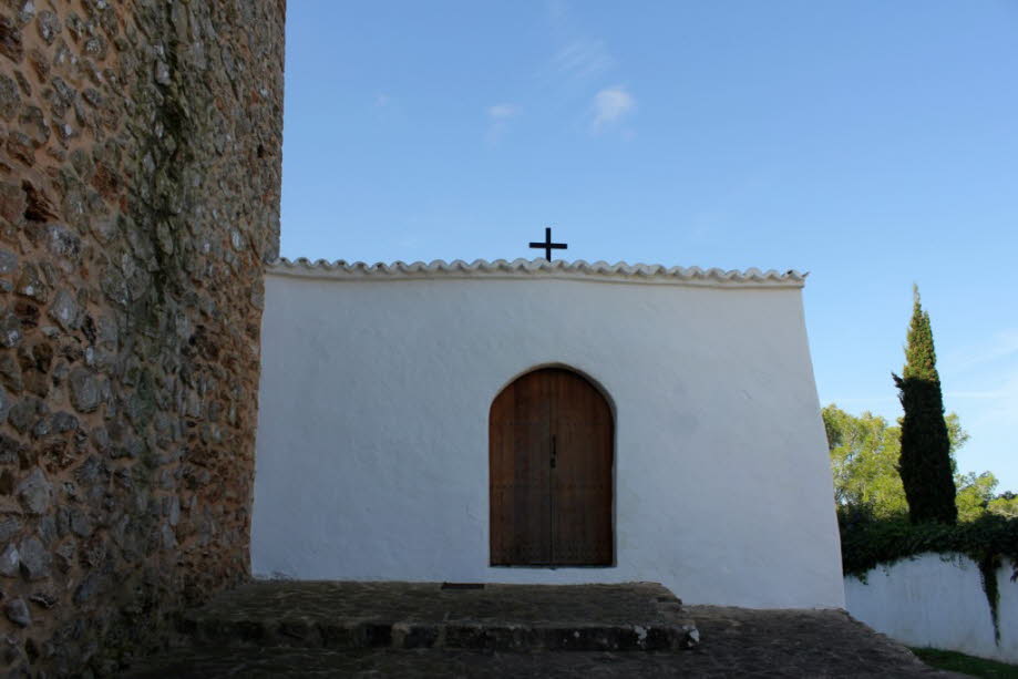 Die Kirche in Saint Miquel ist eine der ältesten und malerischsten Kirchenfestungen der Insel und befindet sich auf der Spitze des Hügels Puig de Sant Miquel im Norden der Insel. Es gibt keine verlässlichen Daten, aber ihre Ursprünge reichen bis ins 13. o