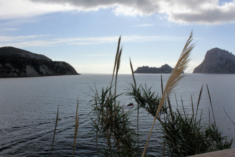 Der Riese von Es Vedrà: Eine traditionelle Geschichte erzählt, dass die felsige Insel Es Vedra zuvor von einem Riesen bewohnt wurde. Entdecken Sie Es Vedrà. Es ist möglich, Es Vedrà von bestimmten Punkten der Küste Ibizas aus zu betrachten, aber leider si