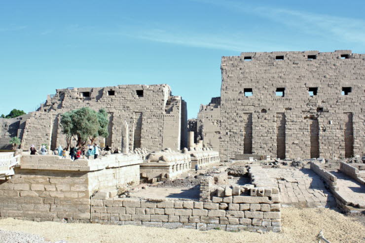 Der Tempelkomplex Karnak in Luxor entwickelte sich über mehr als 1.000 Jahre, hauptsächlich zwischen der 12. und 20. Dynastie. Es war auf seinem Höhepunkt der größte und wichtigste religiöse Komplex im alten Ägypten. Das bedeutendste Bauwerk und das größt