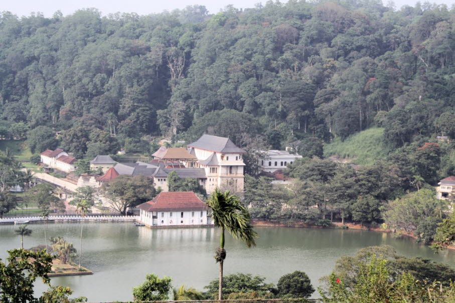 Kandy Die Stadt liegt am Kandy Lake im Herzen der Stadt. Er wurde im Jahre 1810 angelegt und erhielt den Namen Kiri Muhuda, was übersetzt Milchsee bedeutet. Nachdem Sri Lanka, das damalge Ceylon, Teil des Britischen Weltreichs wurde, ließen die Briten den