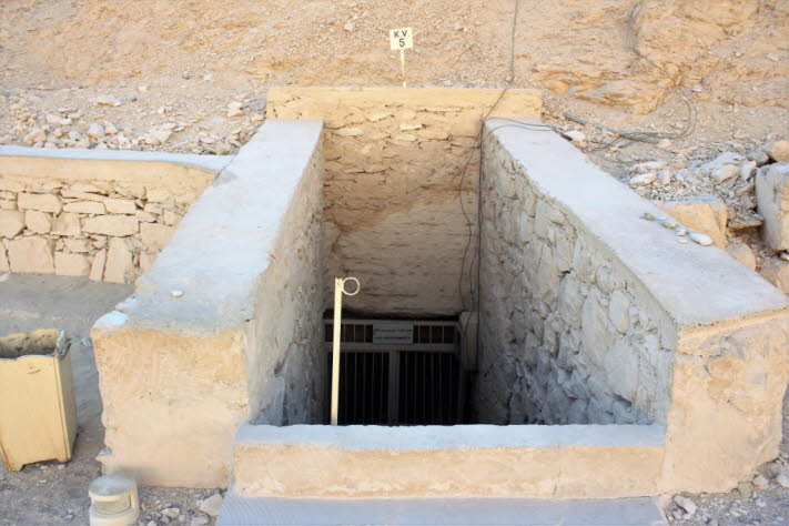 Während des Neuen Reiches Ägyptens (1539-1075 v. Chr.) wurde das Tal zu einer königlichen Begräbnisstätte für Pharaonen wie Tutanchamun, Seti I und Ramses II Dynastien. Die Gräber zeugen von aufwendigen Vorbereitungen für die nächste Welt, in der den Mens