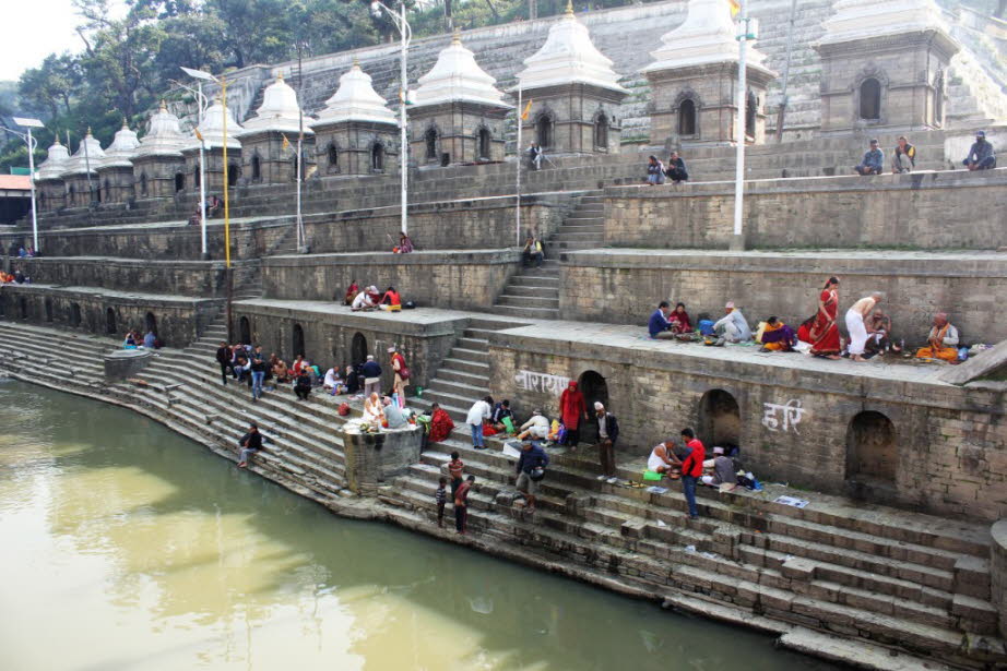 Der Pandra Shivalaya Komplex:  Etwas höher am Ufer des Flusses sind eine Reihe von Votivschreinen zu sehen, die Pandra Shivalaya. Erbaut, um Lingas im Gedenken an Verstorbene zwischen 1859 und 1869 zu verankern. Der visuelle Effekt des nie endenden Linga 