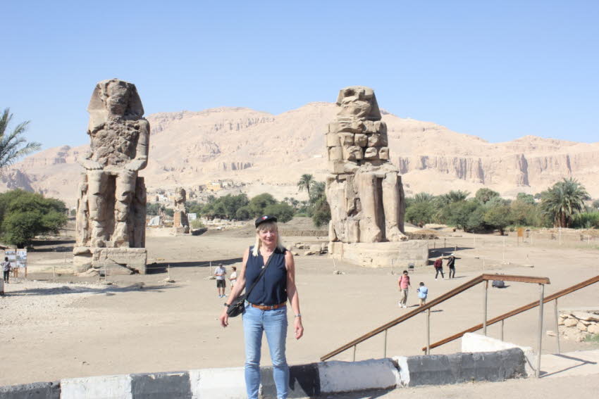 2021: Die Memnonkolosse symbolisieren die Herrschaft des Königs über Ägypten. Die Memnonkolosse (arabisch: el-Colossat oder es-Salamat) sind zwei massive Steinstatuen des Pharaos Amenophis III., der während der 18. Dynastie Ägyptens in Ägypten regierte. S