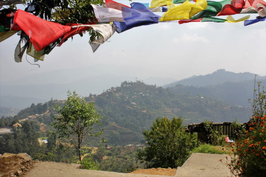 Gebetsfahnen: Ein typisches Symbol und Wahrzeichen von Nepal sind die frabenfrohen tibetischen Gebetsfahnen. Nepal ist sehr mit einer direkten Grenze zu Tibet vom tibetischen Buddhismus beeinflusst. Überall im ganzen Land ob an Tempelanlagen oder auf Berg