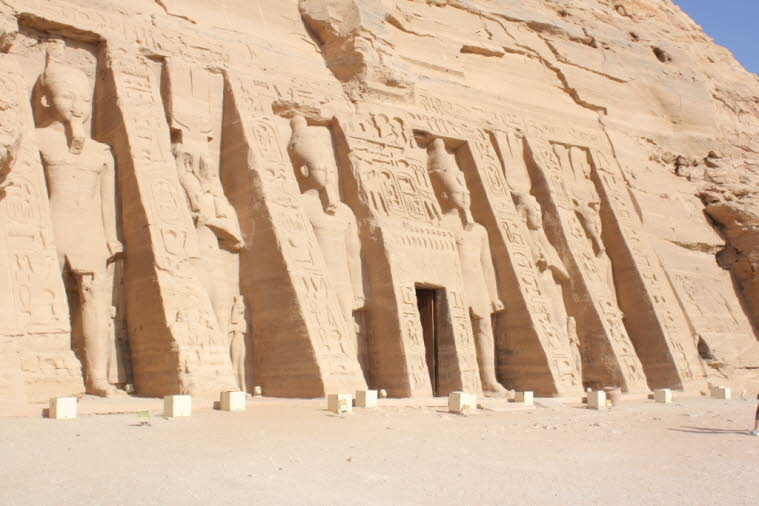 Nördlich des Haupttempels befindet sich ein kleinerer, der Nefertari zur Verehrung der Göttin Hathor gewidmet ist und mit 10,5 Meter hohen Statuen des Königs und der Königin geschmückt ist. Als Mitte des 20. Jahrhunderts der Stausee, der durch den Bau des