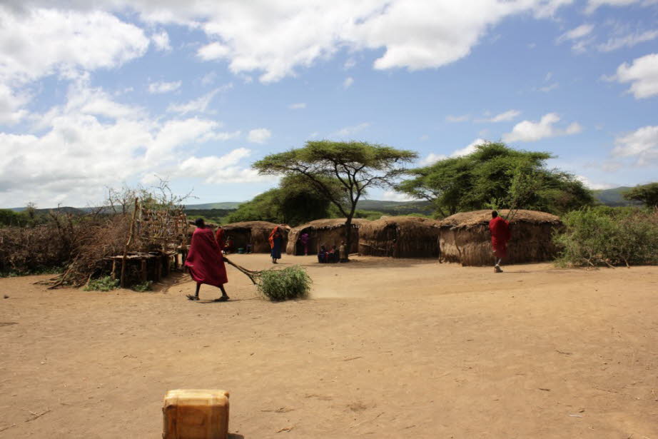 Massaidorf: Die Massai, Maassai oder Masai, in Eigendarstellung offiziell Maasai, sind eine ostafrikanische Volksgruppe, die in den weiten Ebenen im Süden Kenias sowie im Norden Tansanias beheimatet ist. Trotz ihres vergleichsweise kleinen Bevölkerungsant