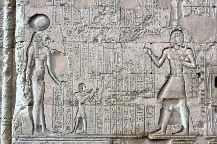 An der Westwand der Tempelfassade sieht man den Gott Horus, den Siegesgott, und den Gott Khnum, der ein Netz voller Fische aus dem Nil zieht, sowie Vogelreliefs. Bezeichnenderweise befindet sich am Fuße dieser Darstellung die letzte bekannte hieroglyphisc