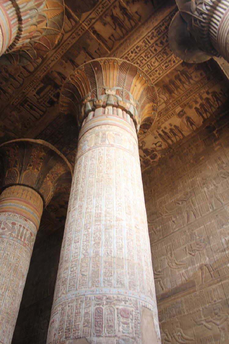 Den Eingang zu jedem Raum flankieren Sänften mit dem Pharao Trajan, der von sechs Priestern in einer Sänfte getragen wird, mit Schakal- und Falkenmasken der Götter. Die interessantesten Inschriften in diesem Tempel sind auf dem Dach zu finden, das mit ast