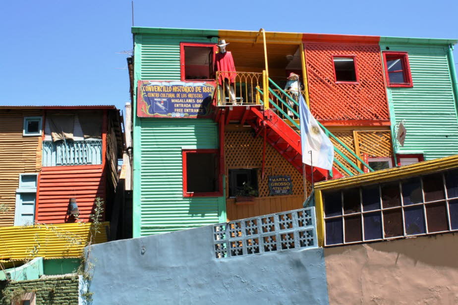 Haus in der Straße Caminito in La Boca in  Buenes Aires: Die Ecke der Straße Caminito war für einige Jahre der Schandfleck von La Boca, bis der Künstler Benito Quinquela Martín zu Farbeimern griff und die Fassaden entlang der Straße bunt anstrich. 1959 wu