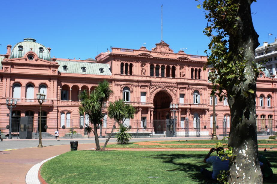 Casa Rosada – der argentinischen Regierungssitz: Die Casa Rosada ist der argentinische Präsidentenpalast. Sie befindet sich in der Hauptstadt Buenos Aires an der Ostseite der Plaza de Mayo im Stadtteil Montserrat.